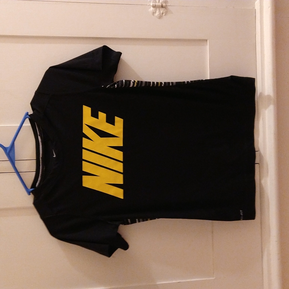 🎀 Nike boys black and yellow athletic tee Sz M 🎁
